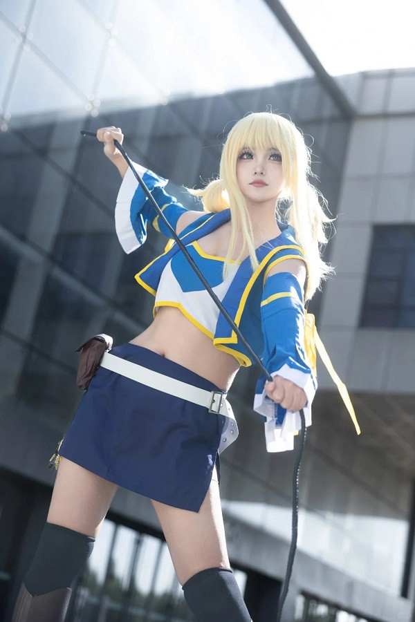 Cosplay Lucy Heartfilia khoe trọn vẹn bộ trang phục