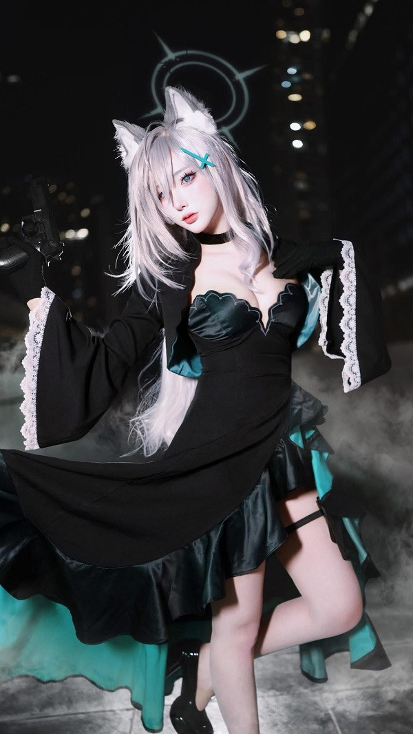 Cosplay nhân vật Shiroko cực giống bản gốc trong game