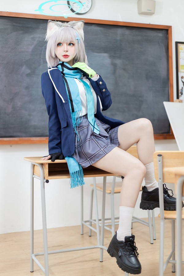 Cosplay Shiroko giữa nền hoa anh đào lãng mạn