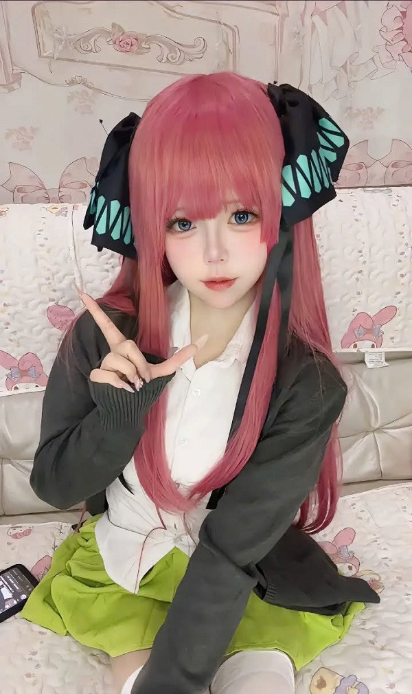 Cosplayer chụp ảnh cosplay Nino Nakano tại studio với background đậm chất Nhật Bản