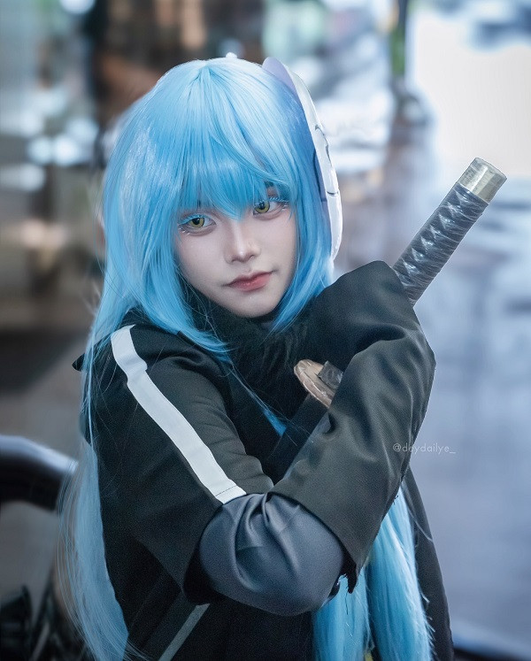 Cosplayer hóa thân thành Rimuru với trang phục giống hệt bản gốc anime