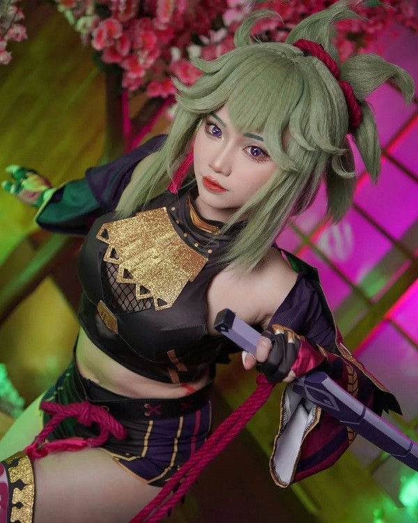 Cosplayer Kuki Shinobu trong khung cảnh giả tưởng