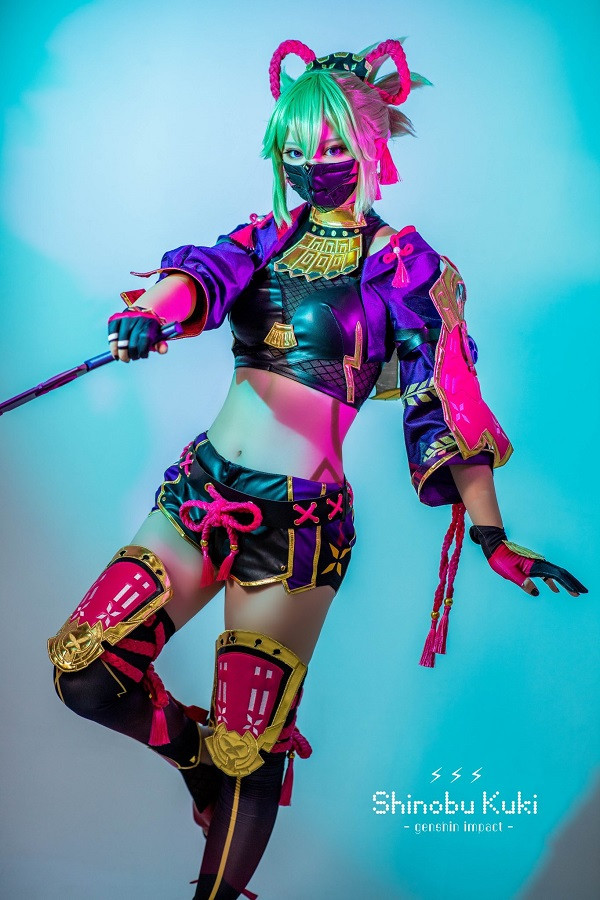 Cosplayer pose dáng mạnh mẽ đúng phong thái ninja