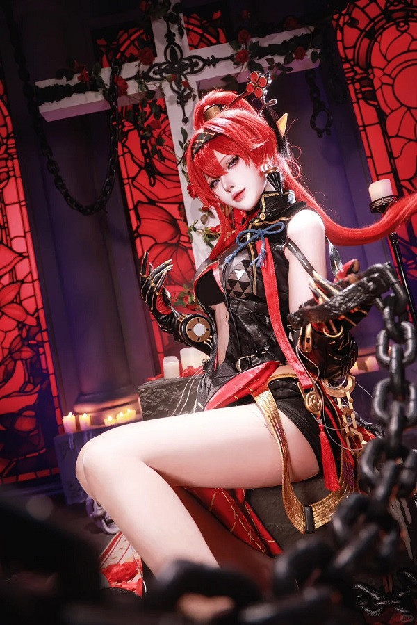 Cosplayer trong ánh hoàng hôn tạo nên khung hình nghệ thuật