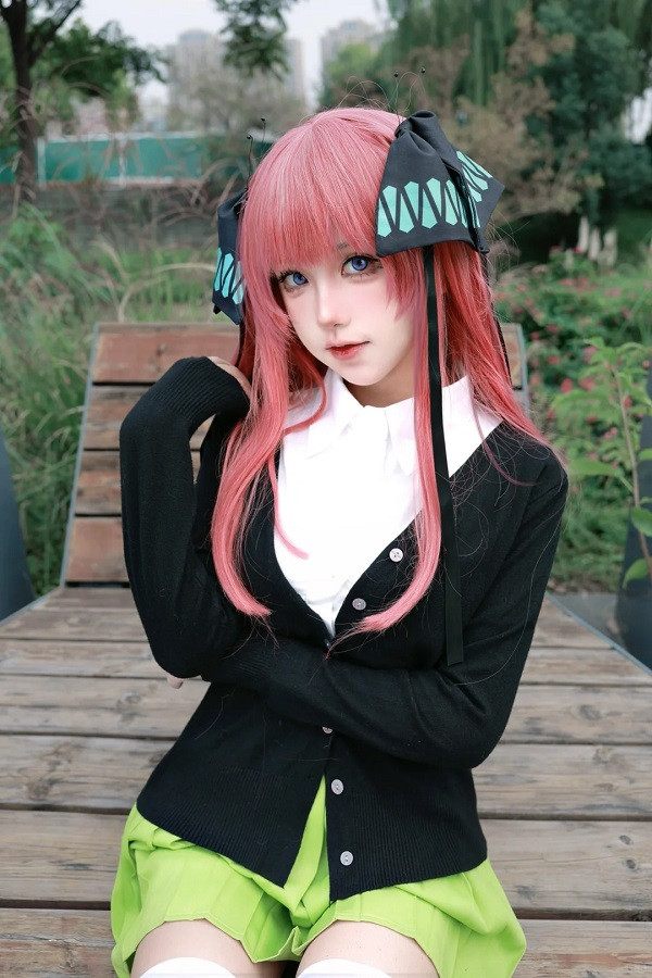 Cosplayer với mái tóc tím rũ nhẹ và outfit cosplay Nino Nakano