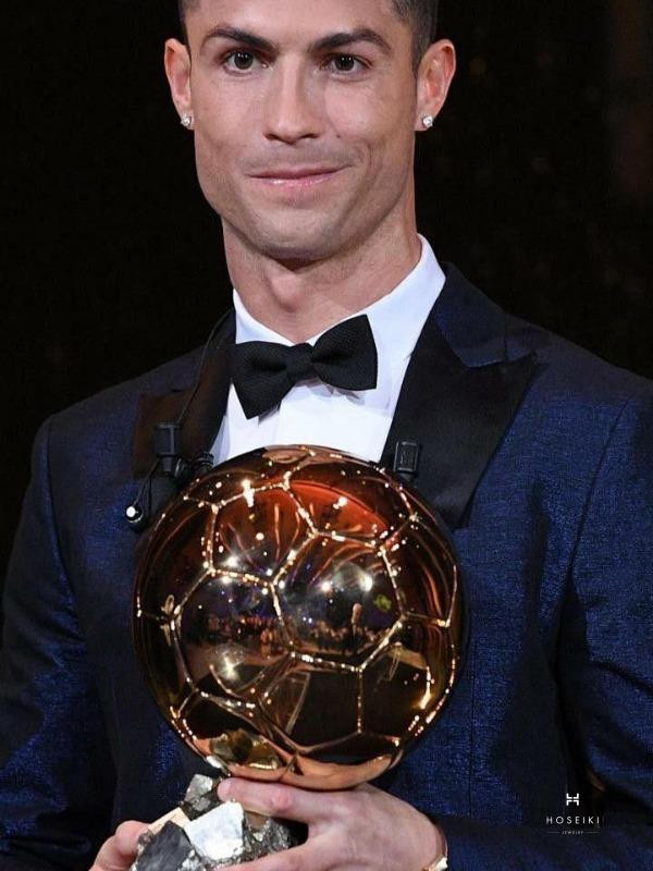 Cristiano Ronaldo lịch lãm trong bộ vest, thể hiện phong thái ngôi sao ngoài đời thường