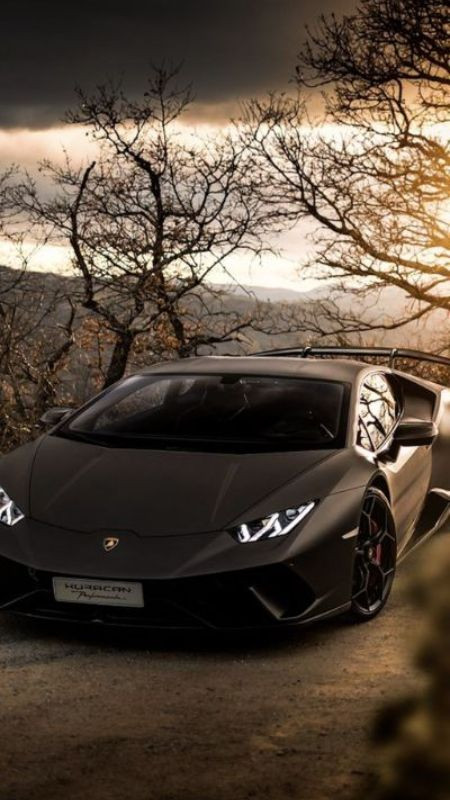 Cửa cắt kéo đặc trưng trên hình ảnh siêu xe Lamborghini