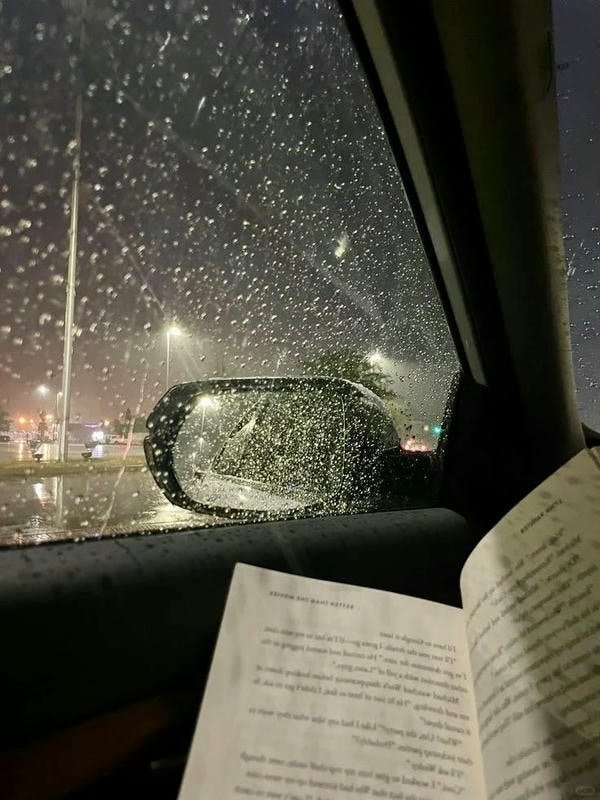 Cửa sổ với những giọt mưa đọng lại trong ngày ẩm ướt