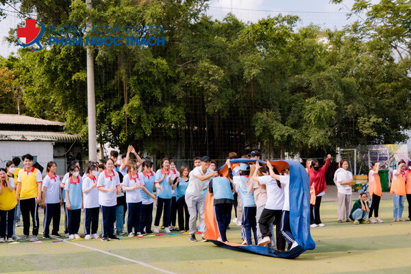 Cùng nhau vượt qua thử thách trong chương trình Team Building