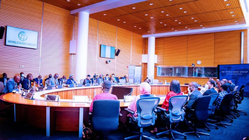 Cuộc gặp giữa đại diện Ngân hàng Thế giới (WB) và đối tác, minh họa hoạt động hỗ trợ phát triển kinh tế và giảm nghèo toàn cầu