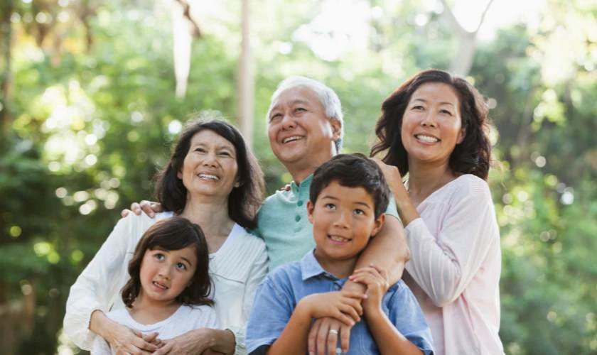 Đại gia đình ba thế hệ sum họp vui vẻ bên nhau