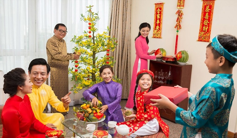 Đại gia đình nhiều thế hệ bao gồm ông bà cùng nhau đón Tết ấm áp