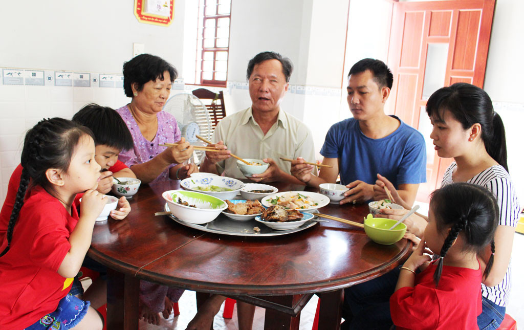 Đại gia đình quây quần bên mâm cơm ấm cúng