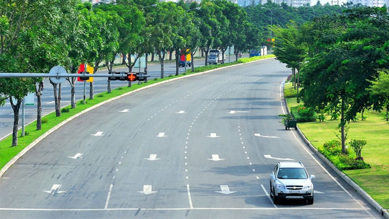 Đại lộ hiện đại tại TP. Hồ Chí Minh dưới bầu trời hoàng hôn, một góc nhìn về ảnh đường phố Sài Gòn.