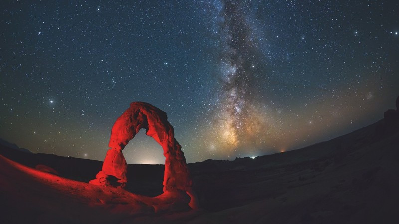 Dải Ngân Hà vắt ngang bầu trời đêm đầy sao