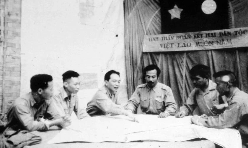 Đại tướng Võ Nguyên Giáp cùng các tướng lĩnh bên bản đồ tác chiến Điện Biên Phủ
