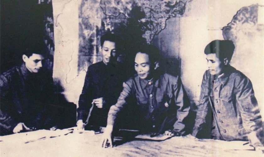 Đại tướng Võ Nguyên Giáp tại Sở Chỉ huy chiến dịch Điện Biên Phủ năm 1954