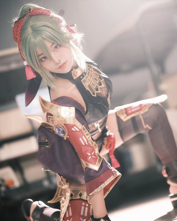 Dáng đứng kiêu hãnh, mạnh mẽ của cosplayer Kuki Shinobu