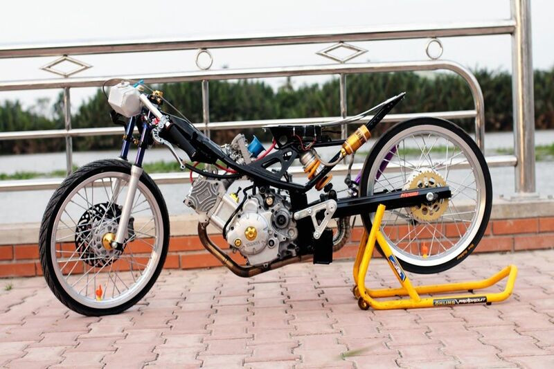 Dáng xe độ Chopper đặc trưng với phuộc dài và tay lái cao