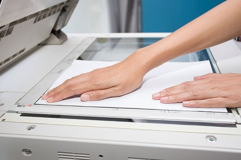 Đặt giấy tờ cần Scan ngay ngắn, áp sát mặt kính và căn chỉnh đúng vị trí theo hướng dẫn