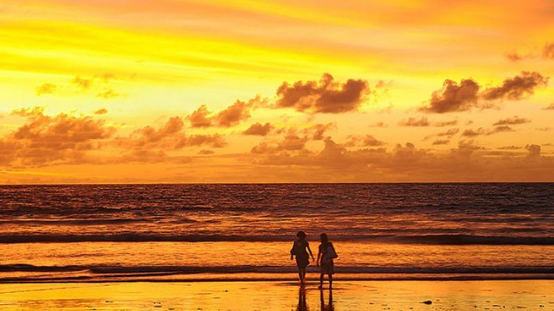 Dấu chân trên cát dưới ánh hoàng hôn buồn