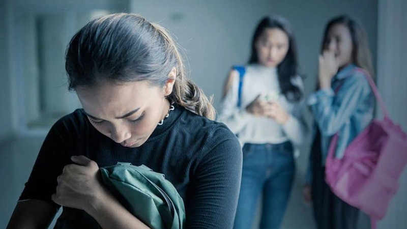 Dấu hiệu nhận biết áp lực đồng trang lứa tiêu cực: cảm giác thua kém, ép buộc bản thân