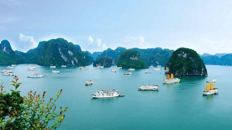 Dãy núi đá cheo leo sát biển, tạo nên cảnh biển đẹp ấn tượng