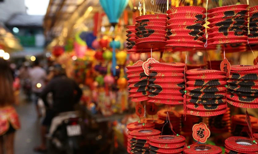 Đèn lồng giấy màu đỏ treo dọc con phố trang trí Trung Thu