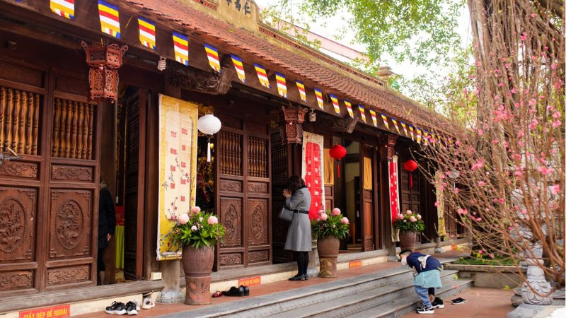 Đi chùa cầu bình an, tích đức làm việc thiện hóa giải vận hạn Tam Tai