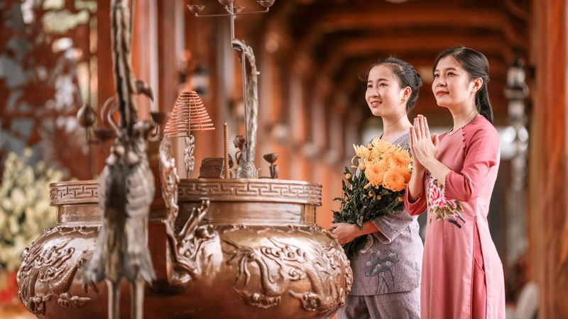 Đi lễ chùa, dâng hương cầu bình an và hái lộc đầu năm là nét đẹp tín ngưỡng của người Việt