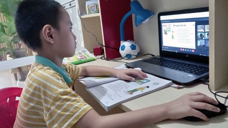 Điện thoại thông minh hiển thị hình nền học tập