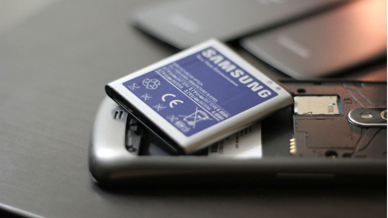 Điện thoại thông minh và máy tính xách tay thể hiện các mức dung lượng pin mAh phổ biến