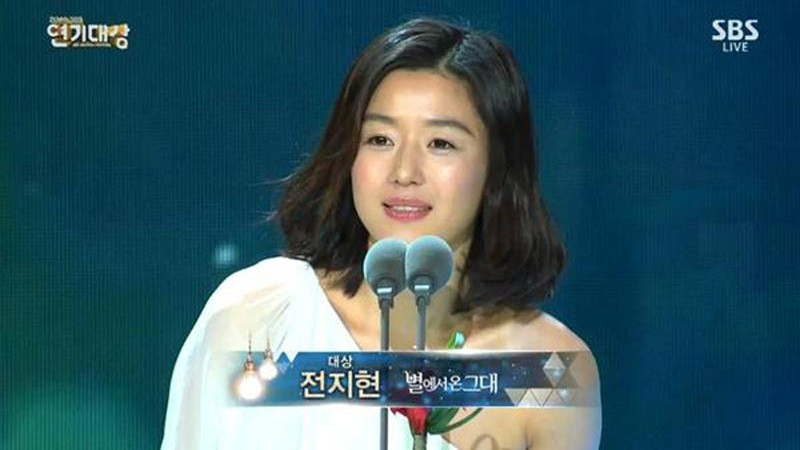Diễn viên Jun Ji Hyun rạng rỡ với cúp Daesang tại lễ trao giải SBS Drama Awards