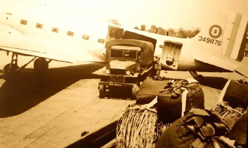 Đoàn dân công xe đạp thồ vận chuyển hàng hóa phục vụ chiến dịch Điện Biên Phủ