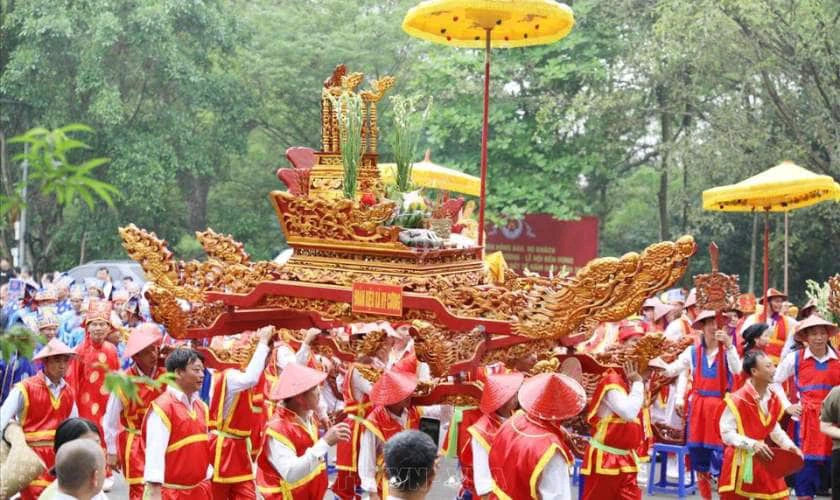 Đoàn người rước cờ và biểu ngữ tiến vào khu vực lễ hội