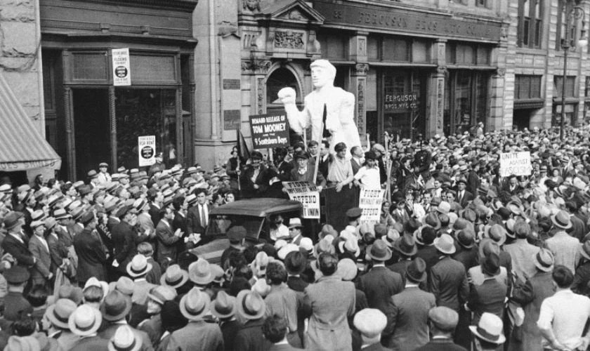 Đoàn người tham gia diễu hành với cờ Tổ quốc và cờ Đảng ngày 1/5