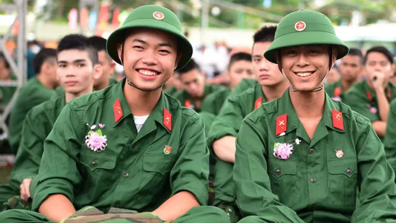 Đoàn quân hành quân trên con đường mòn