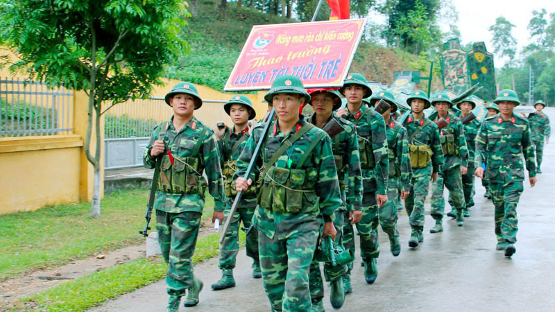 Đoàn quân vượt qua địa hình đồi dốc