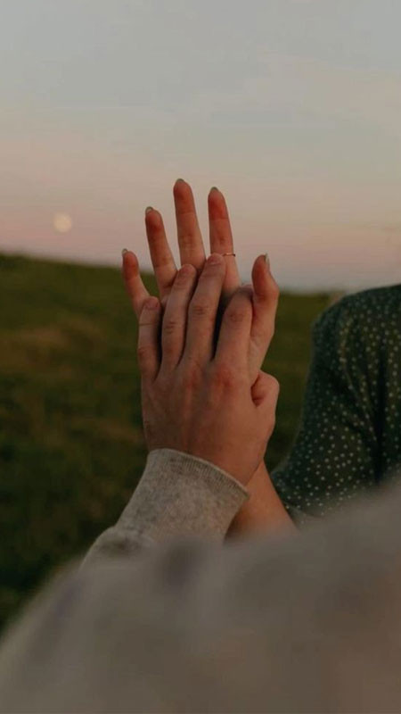 Đôi bàn tay nắm chặt lồng vào nhau, thể hiện sự gắn kết