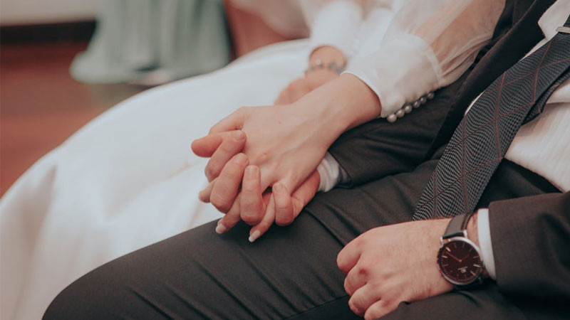 Đôi bàn tay nắm chặt nhau dưới ánh nắng dịu nhẹ