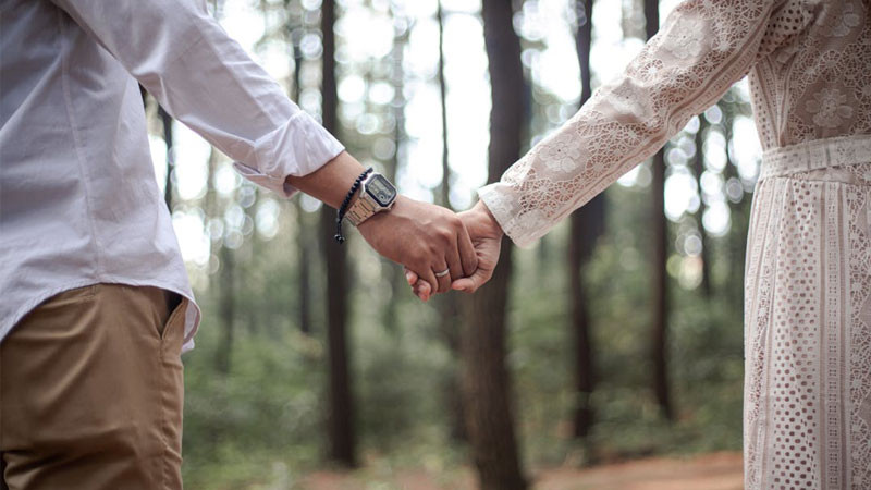 Đôi bàn tay nắm chặt trên nền trời xanh, tạo cảm giác bay bổng