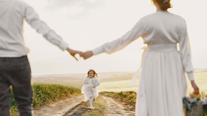 Đôi bàn tay nắm chặt với bối cảnh hoàng hôn trên đường chân trời