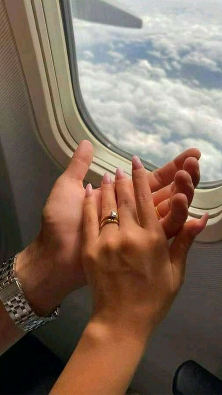 Đôi bàn tay nắm chặt với bối cảnh nền màu tím lãng mạn