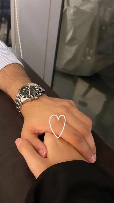 Đôi bàn tay nắm lấy nhau một cách nhẹ nhàng trên nền màu trắng