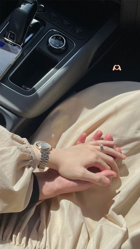 Đôi bàn tay nắm lấy nhau một cách nhẹ nhàng và đáng yêu