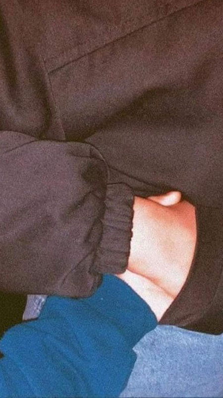 Đôi bàn tay nắm lấy nhau với ánh sáng dịu nhẹ