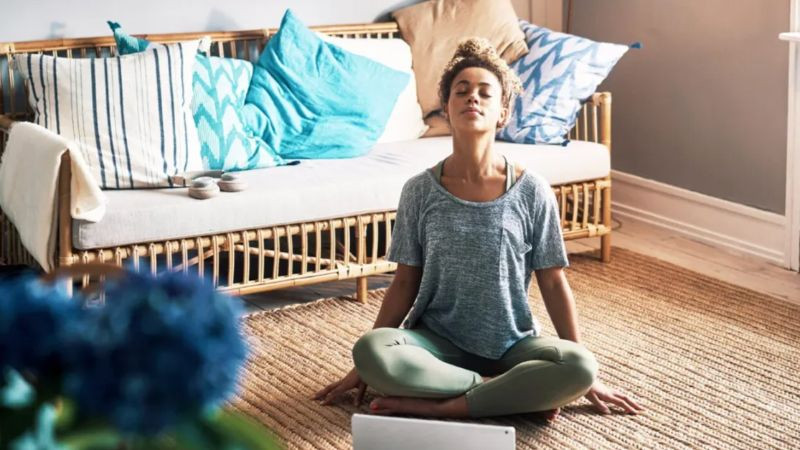 Đôi bàn tay nhẹ nhàng nâng niu chậu cây nhỏ, tượng trưng cho quá trình chăm sóc bản thân và phát triển trong healing.