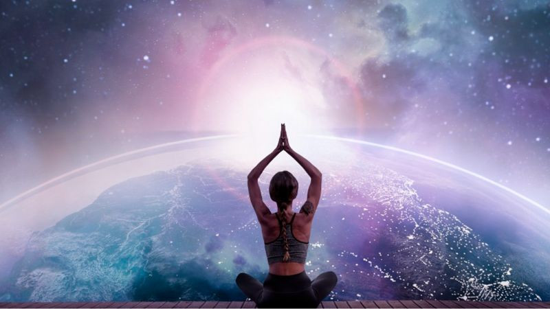 Đôi bàn tay tạo hình trái tim với ánh sáng ấm áp, thể hiện năng lượng chữa lành từ bên trong.