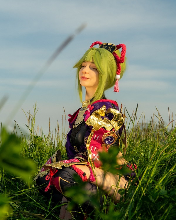 Đôi giày tím đặc trưng phối chuẩn cùng outfit cosplay Kuki Shinobu