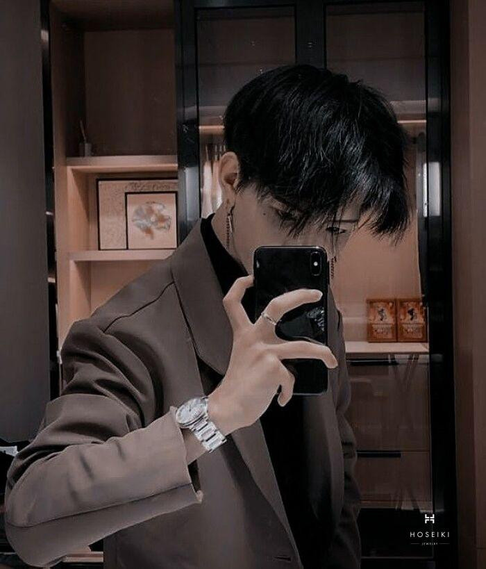 Đôi mắt hút hồn trong bức ảnh trai đẹp che mặt bằng khẩu trang, đầy bí ẩn.